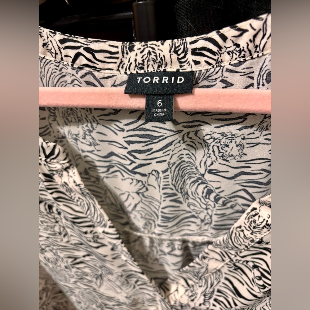 🐯 Torrid Hi-Lo Tiger Print Top size 6X - Picture 8 of 11